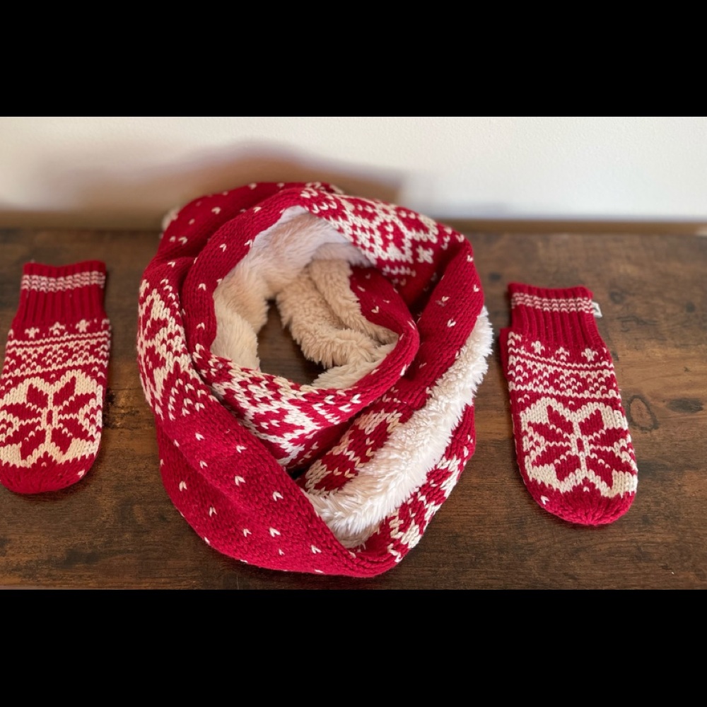 Abercrombie & Fitch Winter Scarf and mits set